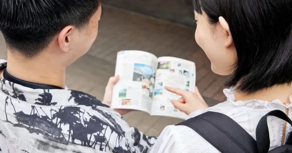 How to Decide Between a Private Guide and Group Tour