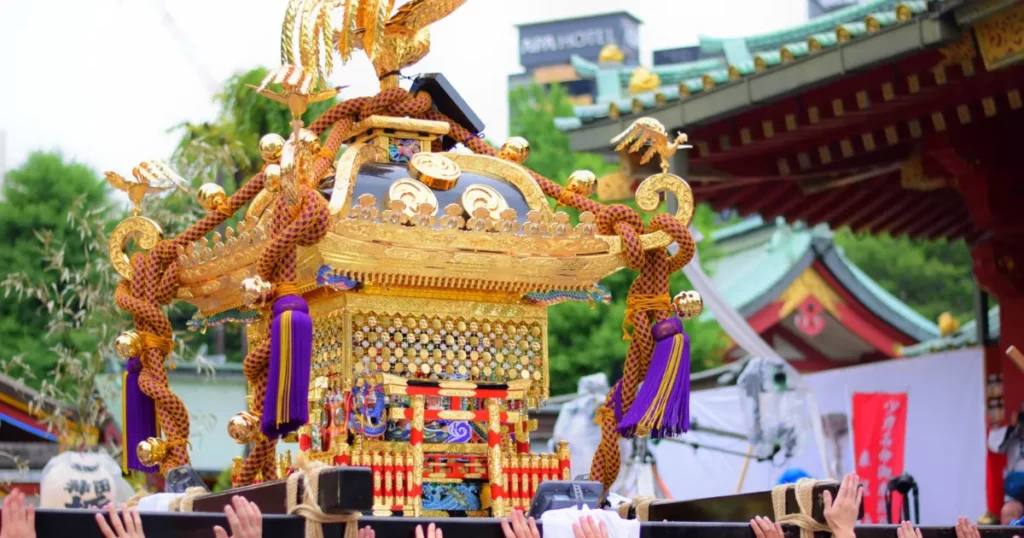 This picture is Mikoshi in KandaMatsuri.