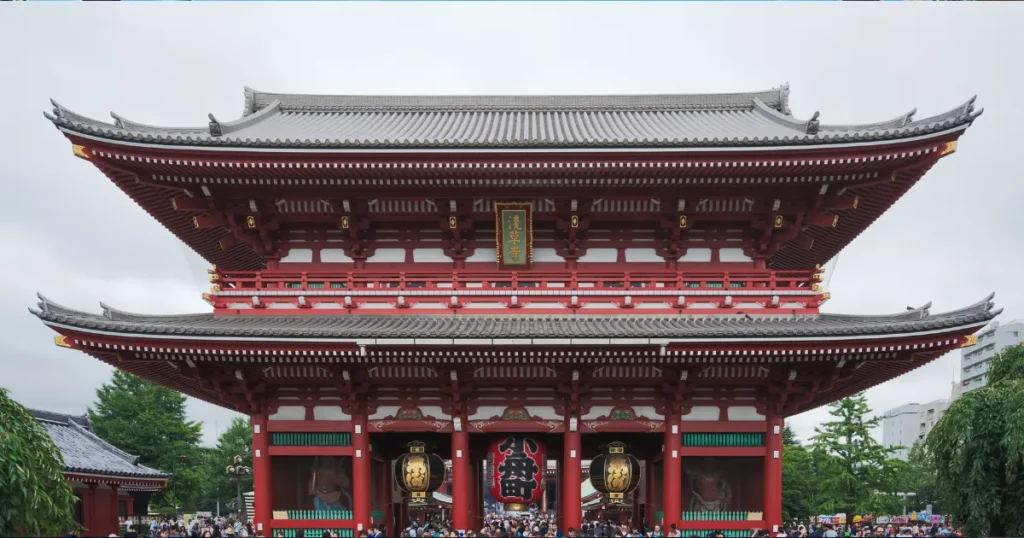 front of Hozomon
