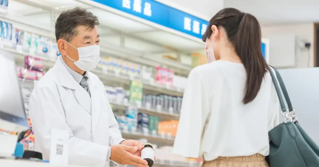 This picture shows a dailylife with mask.
